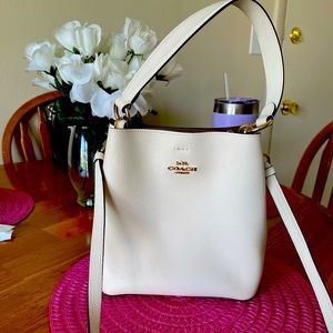 Coach bucket bag 💕